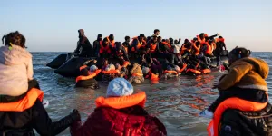 "Farce aux frontières" : face à la hausse des arrivées de migrants, la presse britannique se lâche contre la France