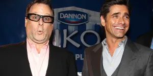 "C’est insultant", John Stamos fait semblant de se raser le crâne en soutien à Dave Coulier et crée un énorme scandale