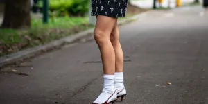 4 façons de porter le combo chaussettes et talons selon Instagram