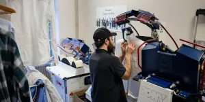 Il repasse les chemises à tour de bras grâce à sa machine magique