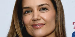 À New York, Katie Holmes assume ses cheveux blancs