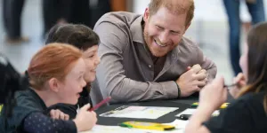 Entouré d’écoliers, le prince Harry tout sourire à Vancouver