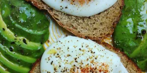 Oeufs pochés, doigts dans le nez