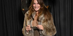 Cheveux : Carla Bruni troque sa crinière châtain pour un balayage lumineux