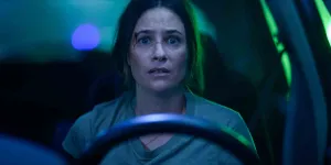 Seule et attachée sur un siège de voiture : le gros défi de jeu relevé par Mélanie Bernier pour Prisonnière (Ciné+ Frisson)