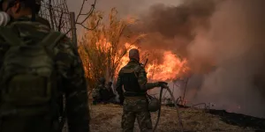 Pompiers français en Grèce : "Aucun pays au monde n’a actuellement la capacité d'affronter seul les mégafeux"