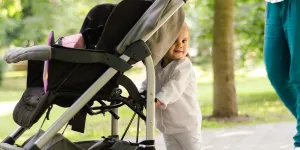 Trottinette ou poussette, que choisir pour mon enfant de 2 ans ?