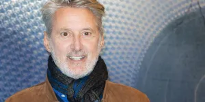 Antoine de Caunes, 71 ans : son secret pour en paraître 20 de moins