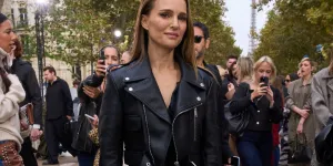 On porte le blouson en cuir comme Natalie Portman à la Fashion Week de Paris 