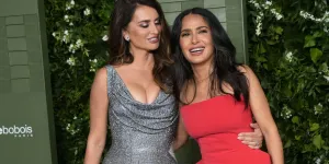 Penélope Cruz et Salma Hayek : 20 ans après, réunies en robes bustier et fendue