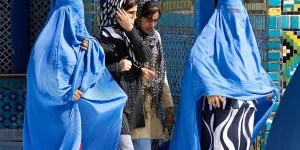 Afghanistan : les talibans interdisent aux femmes de parler entre elles