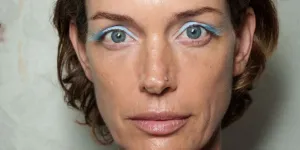 Peau mature : voici où placer son fard à paupières après 50 ans selon un make-up artist