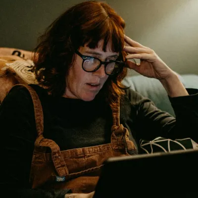 Pourquoi lire « J’ai mal » suffit à déclencher la douleur