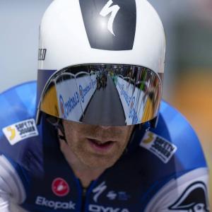 Tous devant et lui derrière