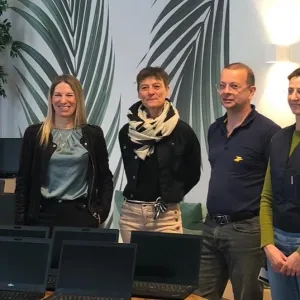 53 ordinateurs offerts à une association par La Poste Grand Est