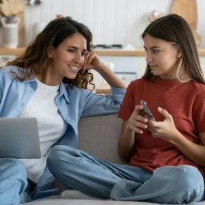 Réguler les pratiques numériques des ados : un défi pour les parents ?