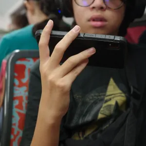 Journée sans téléphone : "On est en train de créer du handicap" chez les enfants en bas-âge qui utilisent des smartphones, alerte une pédiatre