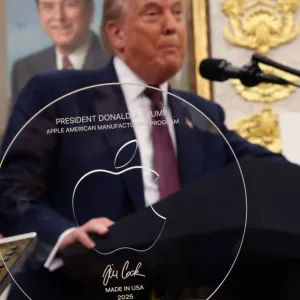 Apple made a 24k gold and glass statue for Donald Trump