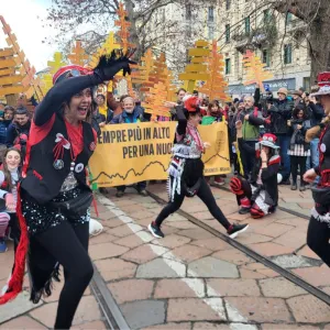 «Ces Jeux sont un scandale écologique» : à Milan, des milliers d’Italiens dans les rues contre les JO d’hiver 2026 et Giorgia Meloni