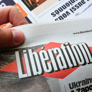 "Libération" et d'autres journaux attaquent un site pirate qui utilise l'intelligence artificielle