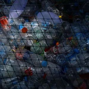 "L'urgence est réelle" : quels sont les enjeux des négociations pour un traité mondial sur le plastique, qui reprennent malgré des blocages importants ?