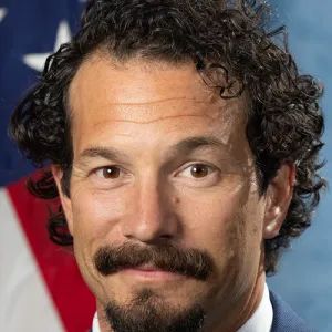 Le camp Trump l'a nommé par erreur et s'en mord les doigts : comment le numéro 1 du FBI résiste à la "purge" de l'administration