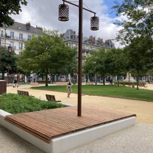 Gilles Namur🍻🦇 sur Twitter : “La place Victor Hugo #Grenoble est à nouveau ouverte au public. Plus moderne, plus sobre, végétalisée et sols déminéralisés. Ne manque plus que les plantations d’arbres prévues cet hiver après le marché de Noël.”