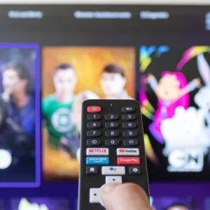 Climatoscepticisme, révisionnisme historique… Ce « Netflix de droite » cartonne au Brésil