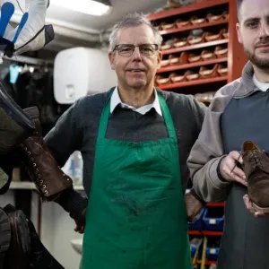 Donnés pour morts il y a 30 ans, les cordonniers en ont encore sous la semelle