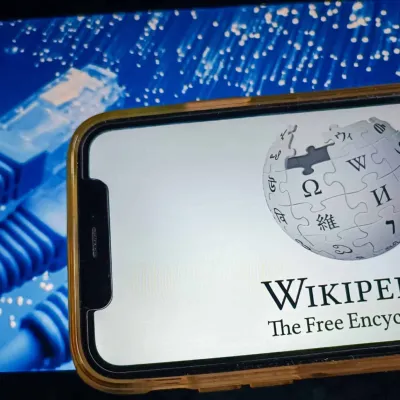 « On ne peut pas lui faire confiance » : pourquoi Wikipédia ferme encore la porte à l’IA