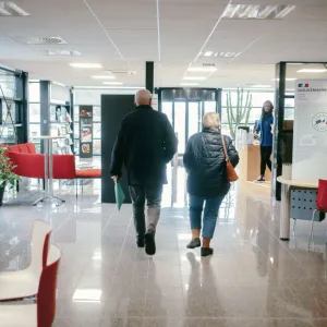 France Services : la Cour des comptes appelle à renforcer ces guichets de proximité, essentiels à la cohésion des territoires