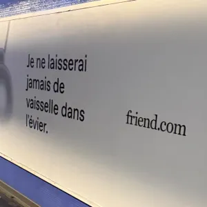 Friend.com : que vendent ces publicités affichées dans le métro parisien ?