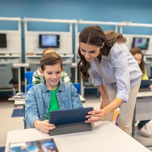 Comment la technologie peut contribuer à améliorer l’enseignement ?