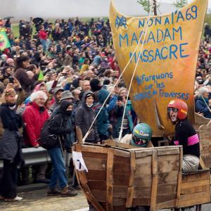 8200 personnes ont défilé et érigé un mur contre l'A69 Castres-Toulouse