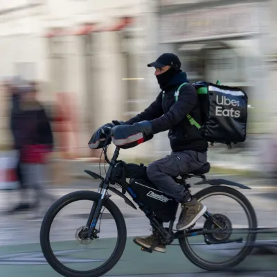 Quatre associations de livreurs portent plainte contre Deliveroo et Uber pour traite d'êtres humains
