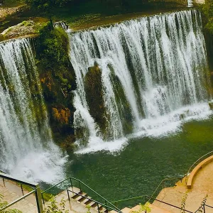 There are too many waterfalls here