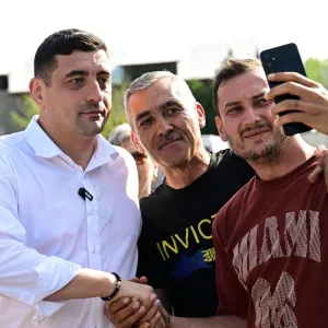 "Ça ne change pas" : en Roumanie, à la veille du nouveau scrutin présidentiel, l'extrême-droite toujours en tête grâce aux réseaux sociaux