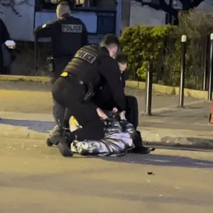 Aubervilliers : « Une fois à terre, le policier lui a donné un coup de poing à pleine force »