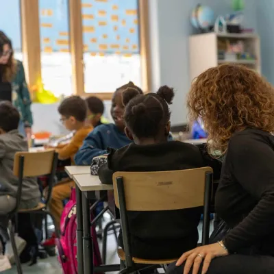 AESH : s’assoir à côté de l’élève ou un peu en décalé