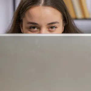 On sait enfin ce que demandent les gens à ChatGPT (spoiler, ça n’a souvent rien à voir avec le travail)