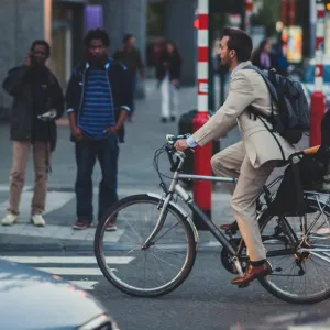 Vélo ou voiture électrique ? Comment nos choix de mobilité impacteront la santé publique