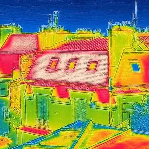 Sous les toits parisiens, la canicule rend zinzinc