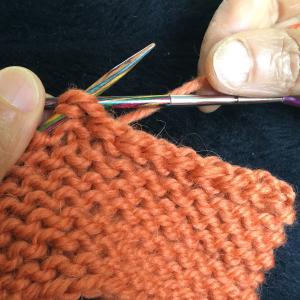 [vidéo] Rabattre les mailles en mode point mousse: le "icelandic bind off"