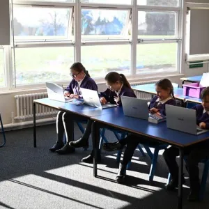 Au Royaume-Uni, des cours contre la misogynie deviennent obligatoires dans les collèges et les lycées dès 2026