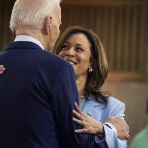 Joe se retire, Kamala arrive