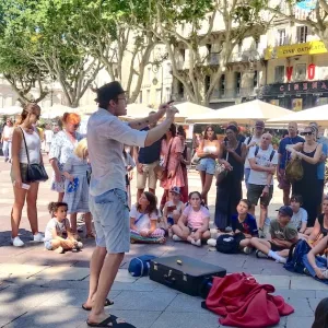 «Avignon est sous tension» : au Festival de théâtre, techniciens et artistes tentent de s’adapter aux fortes chaleurs
