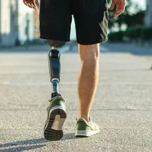 Des chercheurs du MIT ont créé une prothèse de jambe entièrement contrôlée par le cerveau