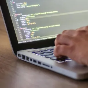 85% des développeurs utilisent régulièrement l'IA - Le Monde Informatique