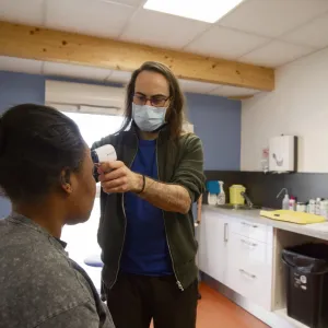 « Une vision patriarcale de la famille » : le Sénat veut conditionner l’accès des femmes exilées à l’AME au bon vouloir de leur conjoint