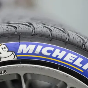 France: indignation des salariés après la suppression de plus de 3600 postes à Michelin et Auchan